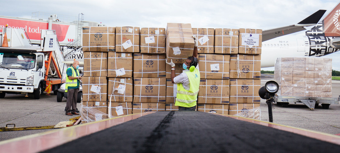 Suprimentos médicos em um avião em Fiji para distribuição na Papua Nova Guiné