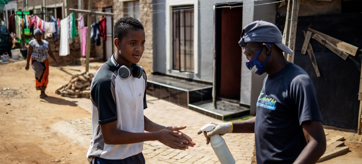 Pelo menos metade da população mundial ainda precisa de acesso aos serviços essenciais de saúde; gastos extras com saúde levam quase 100 milhões de pessoas à pobreza todos os anos
