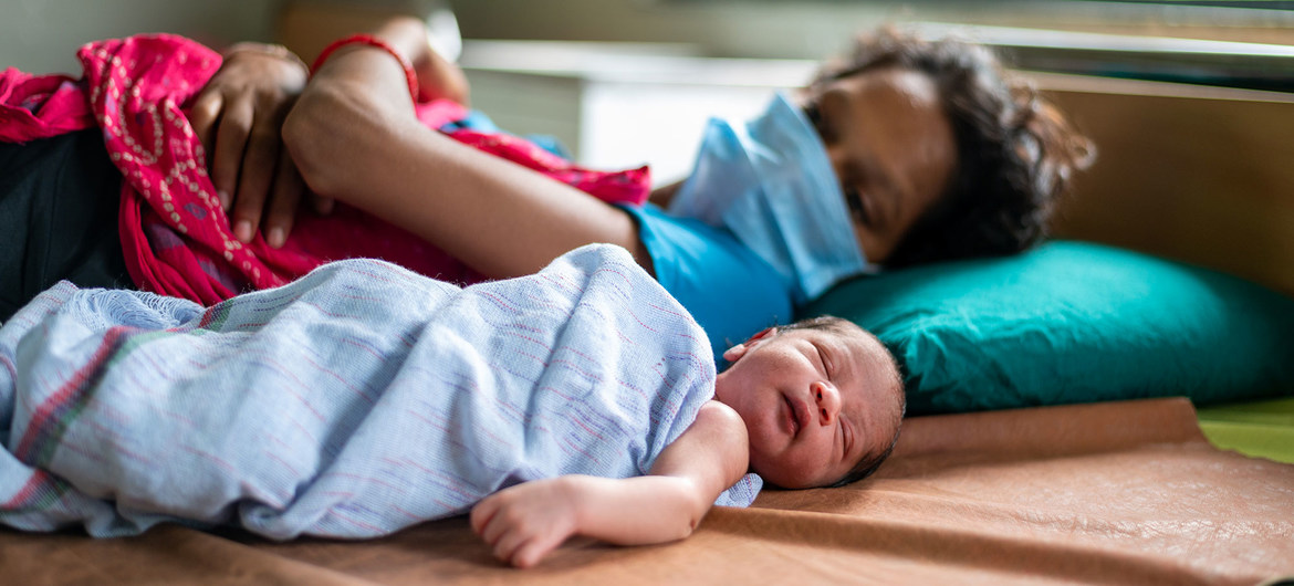 Mãe com seu filho em Gujarat, na Índia, durante pandemia de Covid-19