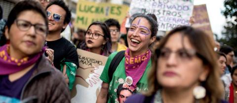 Ativistas participam de marcha contra a violência de gênero no Equador
