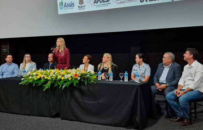Conselheira-Presidente palestra em evento realizado em Assis