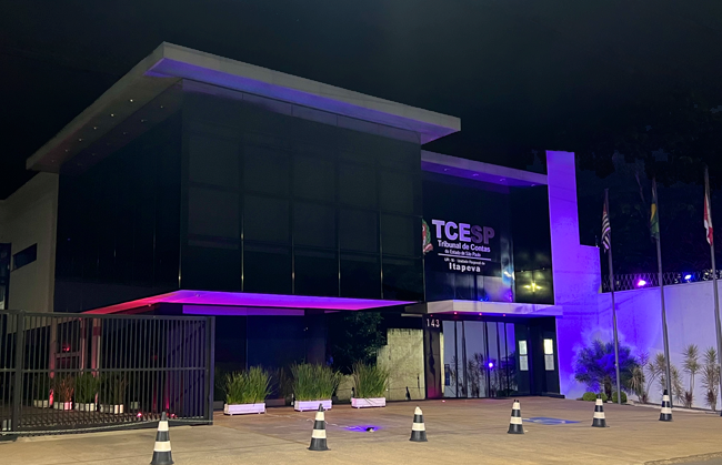 Unidade Regional de Itapeva ilumina prédio em alusão ao Agosto Lilás