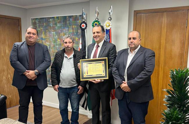Conselheiro Bertaiolli recebe título de Cidadão Arapeiense