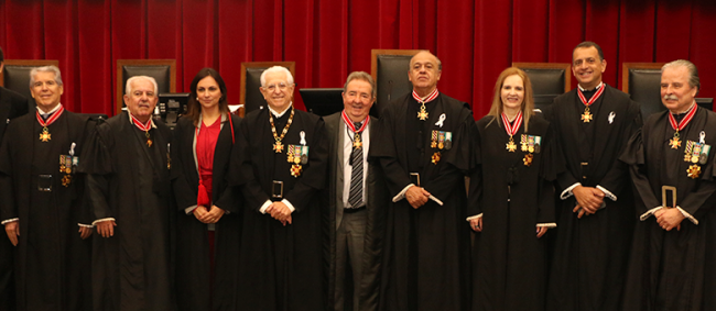 Há 53 anos no TCESP, Secretário-Diretor Geral recebe Colar do Mérito