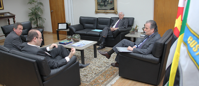 TCE debate melhorias na rede de ensino com titular da Educação no Estado