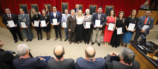 TCESP homenageia membros e servidores com Colar do Centenário e Medalha de Serviços Meritórios 