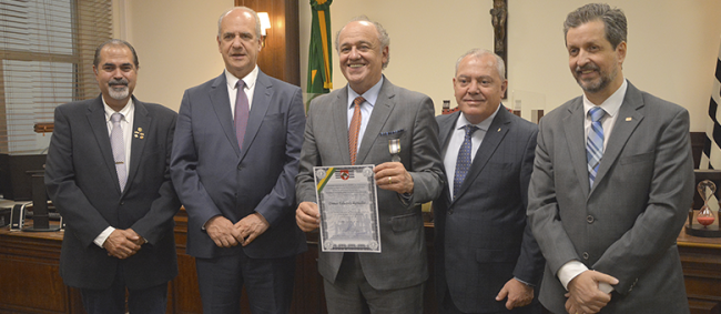 Presidentes do TCESP e TJMSP recebem honrarias da Sociedade Veteranos de 32 MMDC