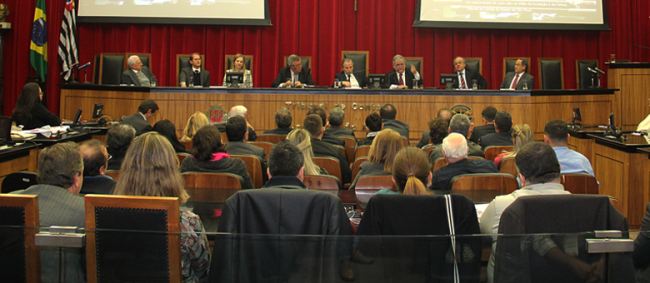 Promotor e advogado debatem ações da Lava-Jato