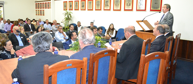 Secretário-Diretor profere palestra e é homenageado em Monte Azul