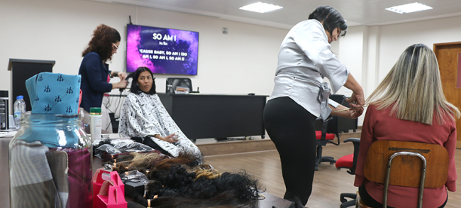 Campanha Outubro Rosa arrecada cabelos e donativos