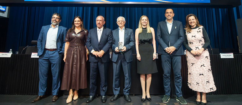 Sidney Beraldo recebe homenagem por serviços prestados à Administração Pública