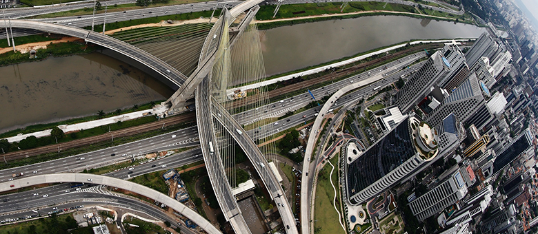Vista aérea da Ponte Estaiada na Zona Sul de São Paulo e o Rio Pinheiros