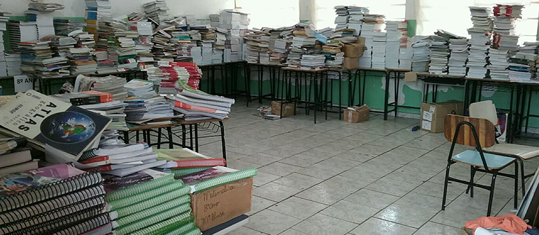 Um terço dos estudantes da rede pública ainda não recebeu uniforme escolar; 43% frequentam aulas sem livros didáticos